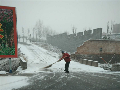 橋梁模板廠家走出廠區掃雪在行動