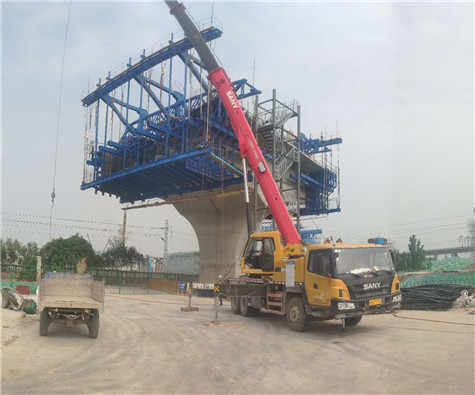 中鐵七局鄭州南四環上跨京廣鐵路自轉體掛籃鋼模板施工現場